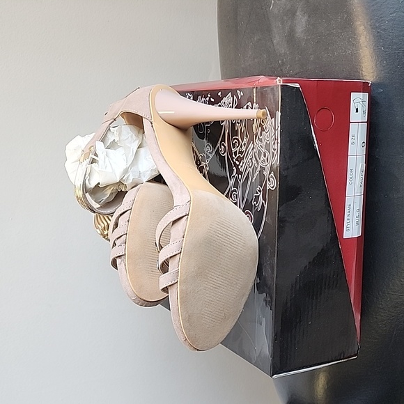 Peep toe, ankle strap heels - Picture 3 of 3